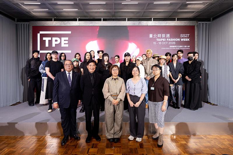 「臺北時裝週SS27」將於10月15日至18日登場,中華民國紡織業拓展會秘書長黃偉基(左5起)、台灣設計研究院院長張基義、文化部次長王時思、經濟部產業發展署研究員陳姵晴。