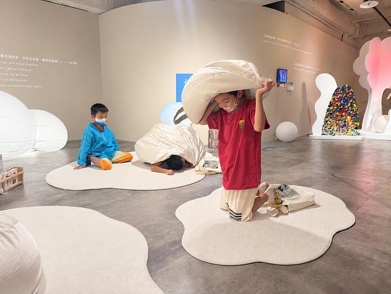 孩子們在宗博兒童館【保種計畫III--靈性回歸】「心之雲」展區,透過互動體驗感受內在自然。(圖由世界宗教博物館提供)