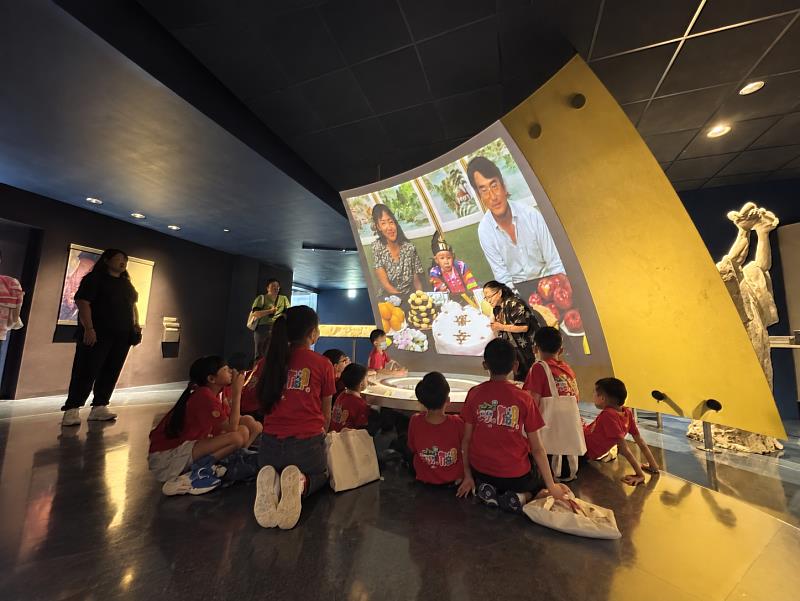 崁腳國小師生於六樓「生命之旅廳」聆聽導覽,在展區中,感受生命教育的多元面貌。(圖由世界宗教博物館提供)