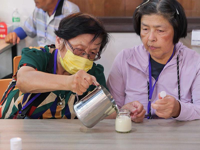 門諾基金會送餐服務個案簡小姐(右),與姐姐(左)一起完成海礦豆花體驗。