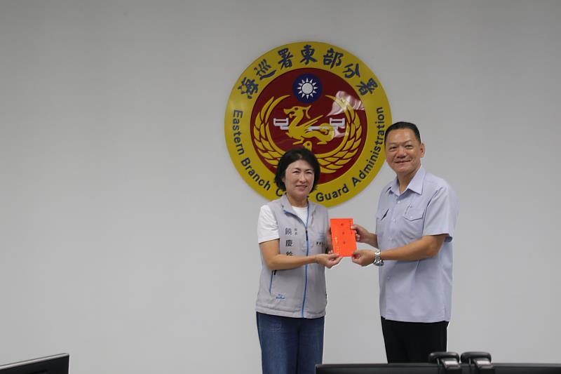 臺東縣各界秋節敬軍活動 饒慶鈴率團慰勞致贈加菜金