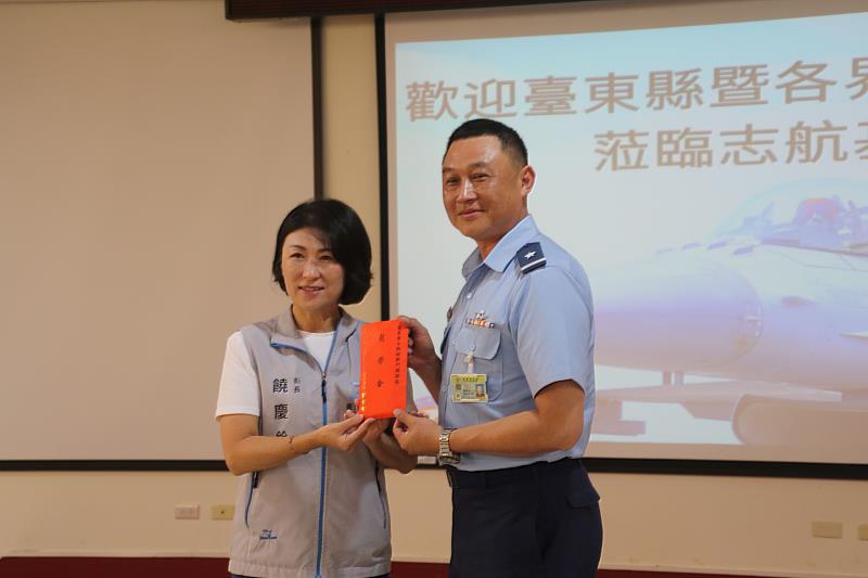 臺東縣各界秋節敬軍活動 饒慶鈴率團慰勞致贈加菜金