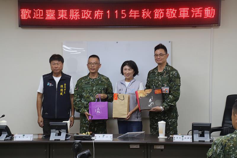 臺東縣各界秋節敬軍活動 饒慶鈴率團慰勞致贈加菜金 代表縣民向國軍致敬感謝