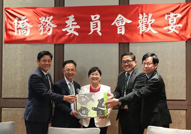 僑委會委員長徐佳青致贈禮品予訪問團(左起:日本團團長陳五福、馬來西亞團團長劉惟祥、徐佳青、總團長林凱民、菲律賓團團長白適榮)