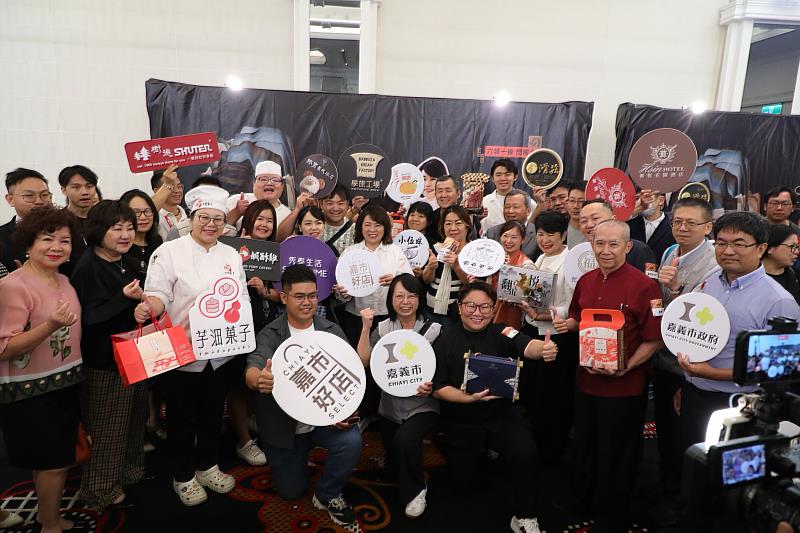 黃敏惠市長與嘉市好店業者合影