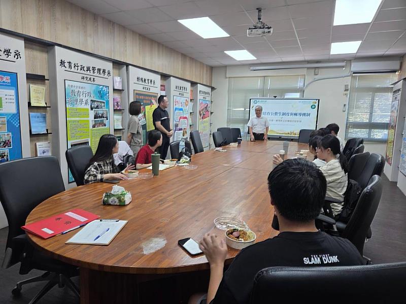 師培中心潘文福主任勉勵公費生珍惜機會、持續充實自我。