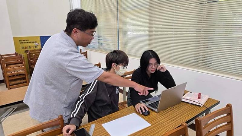 營隊現場透過電腦畫面進行小組指導與討論，協助學員釐清研究內容。