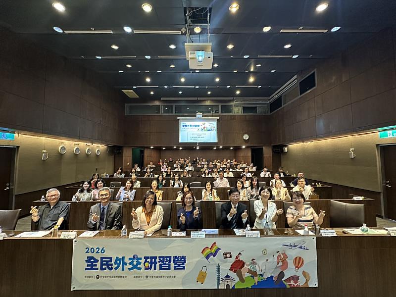 外交學院黎倩儀副院長(右四)、梅凱瑟(Katherine Vanessa Meighan)大使(左三)與與會嘉賓合影