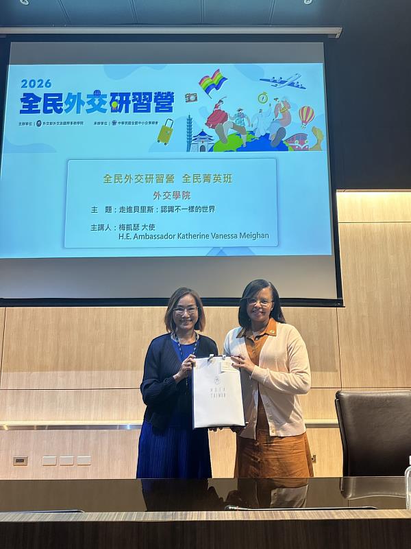 外交學院黎倩儀副院長(左)、梅凱瑟大使Katherine Vanessa Meighan大使(右)