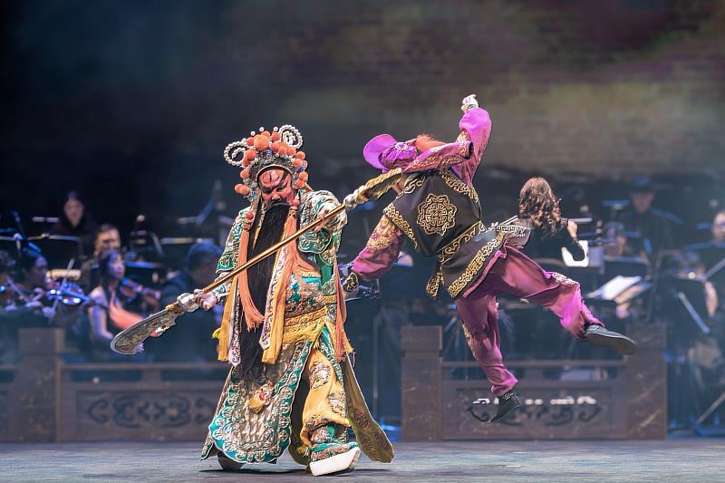 《英雄傳.武聖關公》融合西方管弦與東方戲曲,透過現代多媒體科技,帶來震撼的視聽饗宴。