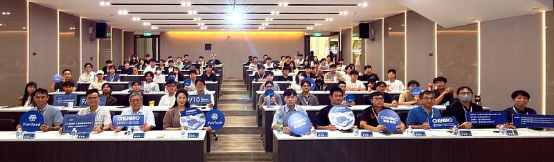 入選團隊與專家學者、企業代表於工作坊現場合影。(第一張）