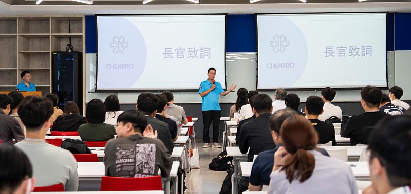 勤誠興業總廠長陳宏達（中）於參訪活動中，勉勵參賽團隊。（第四張）