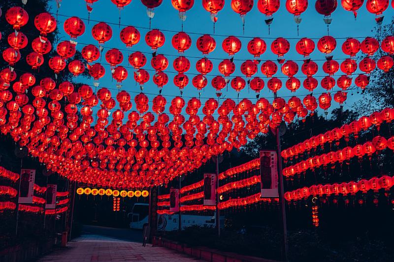 青雲殿點亮1.2萬盞「昊天諸佛神農燈」,從廟殿延伸至九份與瑞芳街區,以燈火串聯百年礦山歷史記憶,也照見人與土地、自然萬物之間的深厚連結。