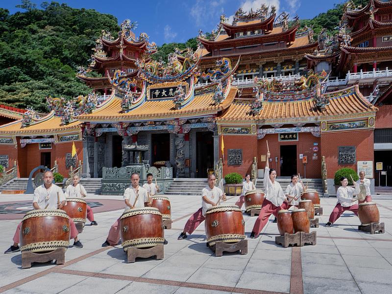 青雲殿「瑞芳大遶境」優人神鼓首度背鼓徒步同行,並將以「千年一燈.照見初心.明心見性·祈願大典」為儀式主題,以鼓聲承接一路綿延山城的萬盞燈火。