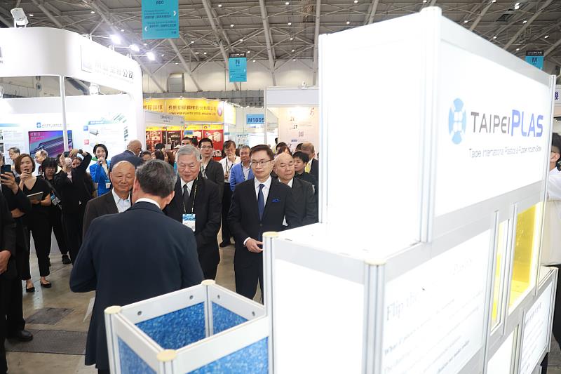 外貿協會董事長黃志芳、機械公會副理事長魏坤池與貴賓一同參觀 TaipeiPLAS 2026「《塑‧未來》Care About Tomorrow」。(貿協提供)