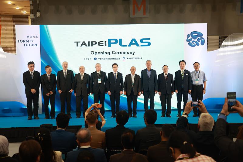 TaipeiPLAS 2026於15日登場,開幕典禮貴賓合影,左5起為總統府資政沈榮津、貿協董事長黃志芳、臺灣機械工業同業公會副理事長魏坤池、經濟部國際貿易署經濟參事黃青雲。 (貿協提供)
