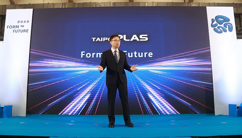 外貿協會董事長黃志芳於TaipeiPLAS 2026開幕典禮介紹今年展覽亮點。 (貿協提供)