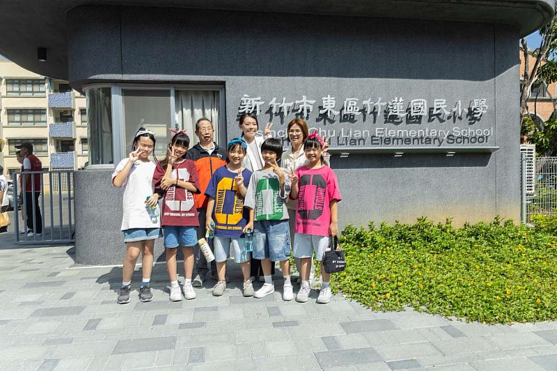 竹蓮國小「校園整體景觀改善工程」完工啟用,高虹安市長與孩子們合影。