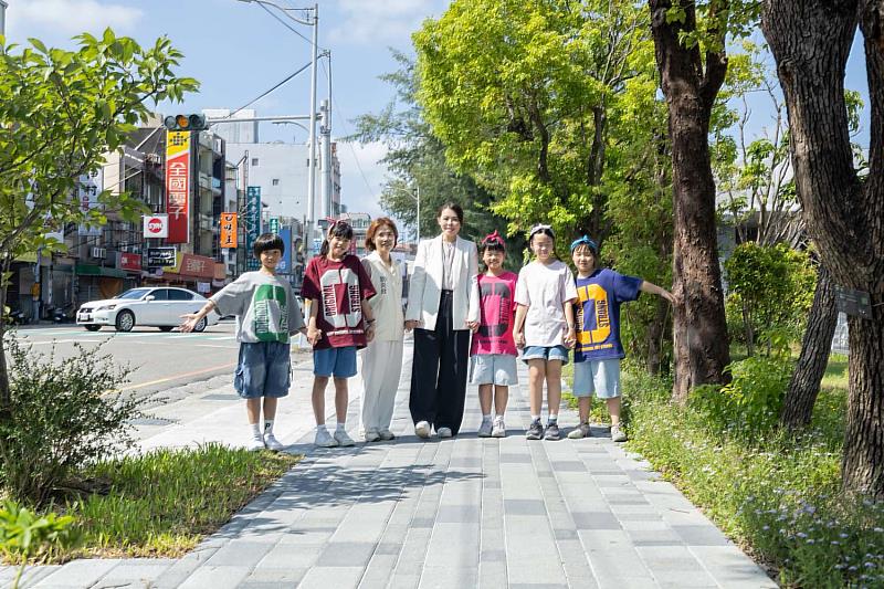 竹蓮國小「校園整體景觀改善工程」完工啟用,高虹安市長與孩子們合影。