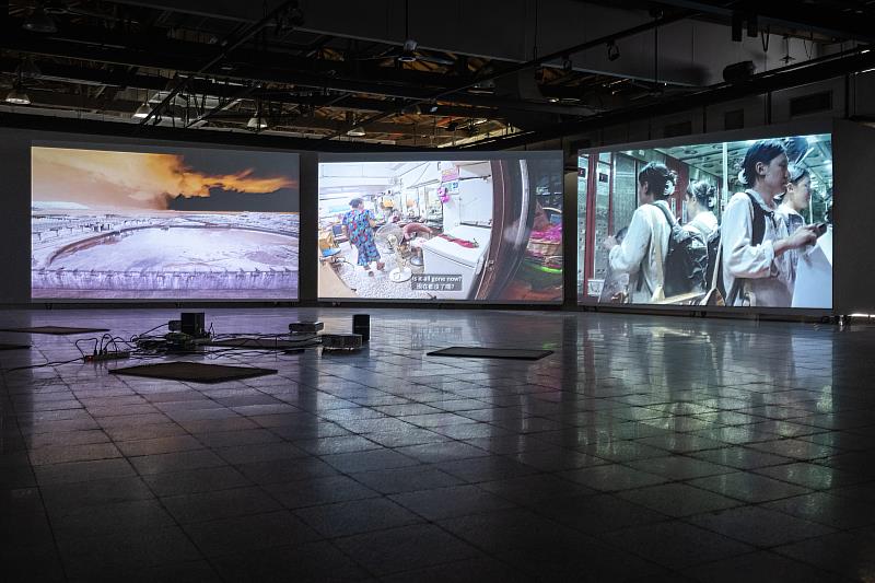 Ho Bin Kim《第十三集：現實三明治——基隆港》展場一景。（圖 智邦藝術基金會提供）