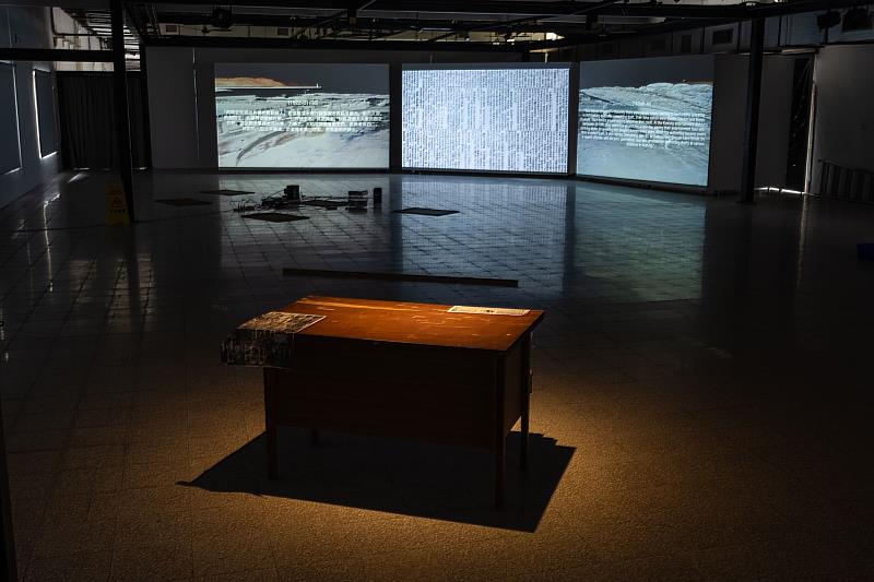Ho Bin Kim《第十三集：現實三明治——基隆港》展場一景。（圖 智邦藝術基金會提供）