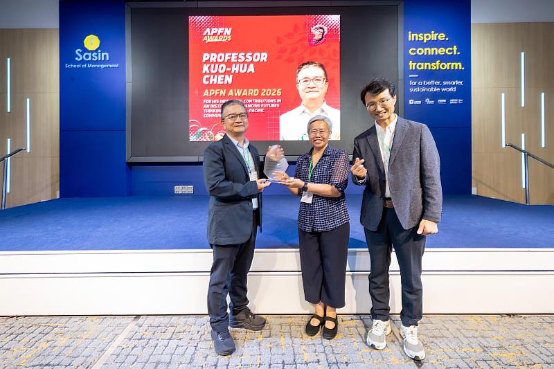教育學院陳國華院長（左）於APFN12頒獎典禮獲頒「APFN Award 2026」個人貢獻類獎項，與頒獎人Ora-orn Poocharoen（中）合影。（圖／淡江大學提供）