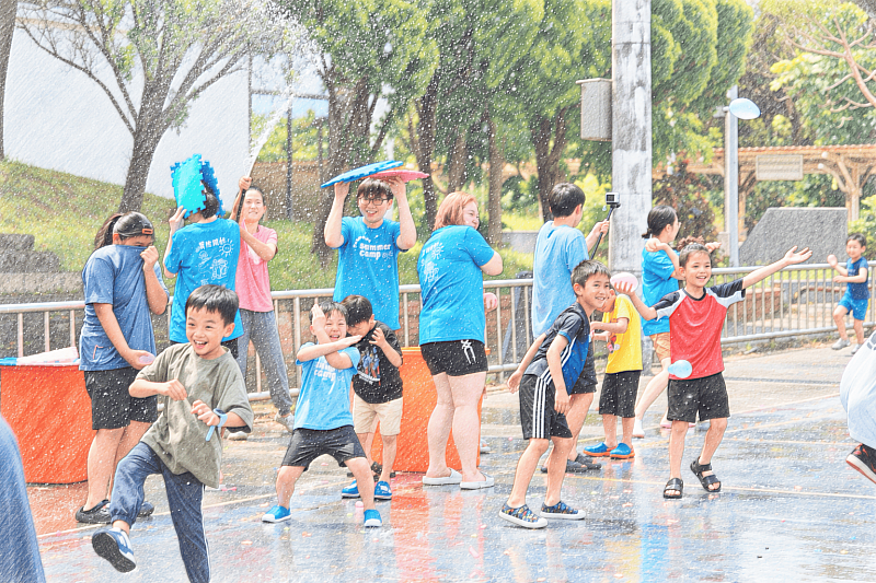 孩子們在「水關活動」的水花中釋放活力,也學習感受與認識情緒。