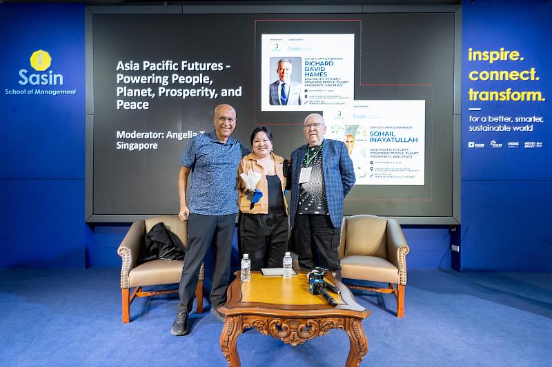 教設系訪問研究員蘇哈爾（左起）、Futura創辦人暨對談主持人Angelia Teo，以及國際知名策略未來學者Richard Hames，於APFN12開幕式會場合影。（圖／淡江大學提供）