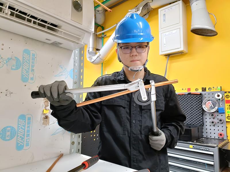 冷凍空調職類國手陳建凱披上國手戰袍,為國際技能競賽做作後衝刺