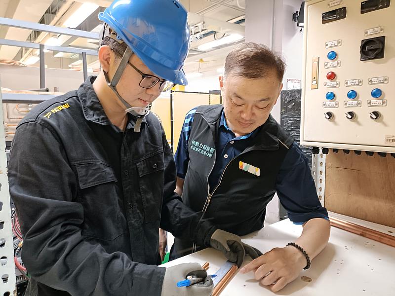 北分署職訓師馬天懷(右)指導國手陳建凱進行基礎練習