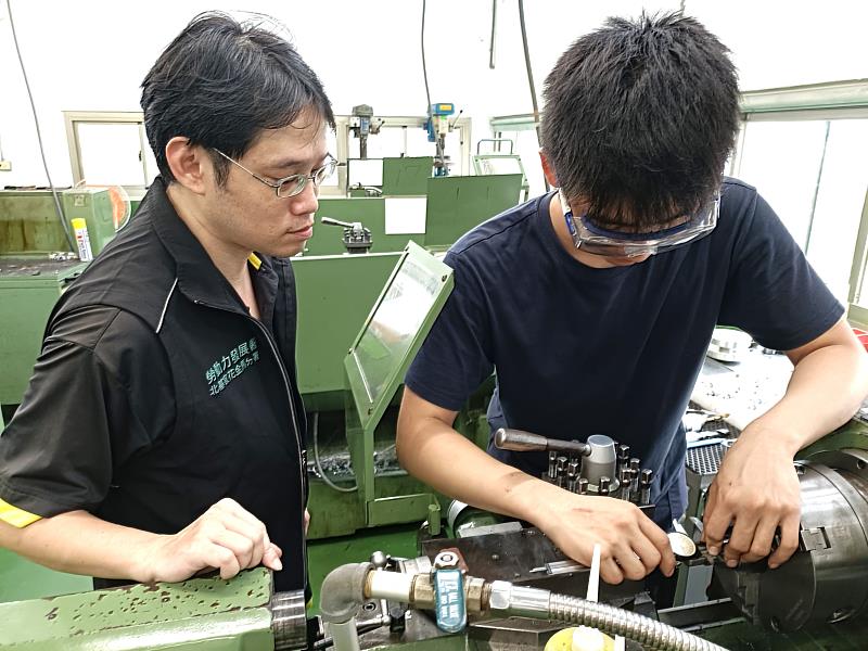北分署基隆訓練場場長鄭丁水(左)指導國手陳建凱進行練習