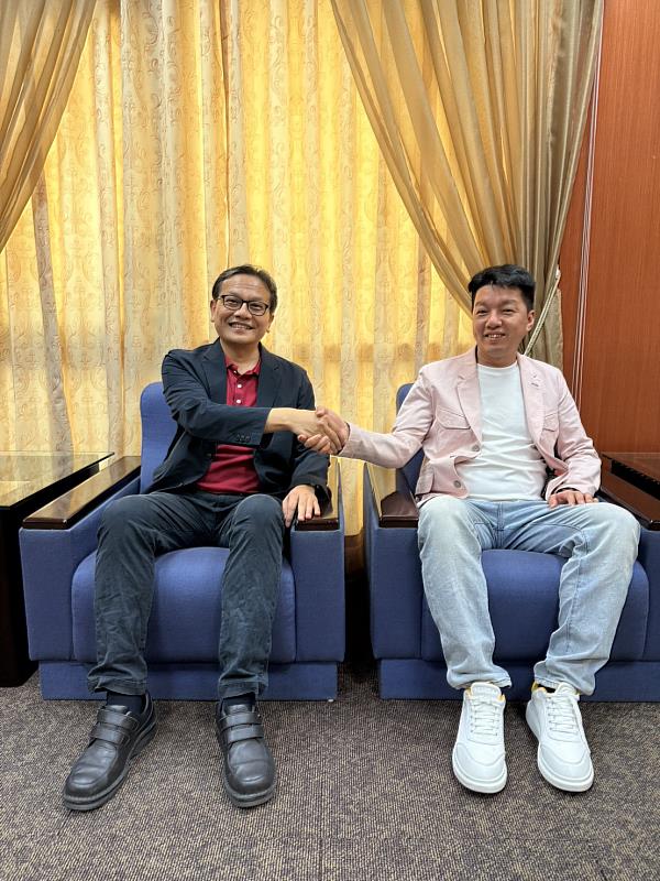 崑山科大副校長鐘俊顏(左)與朋思富創辦人暨董事長楊雋佑(右)合影