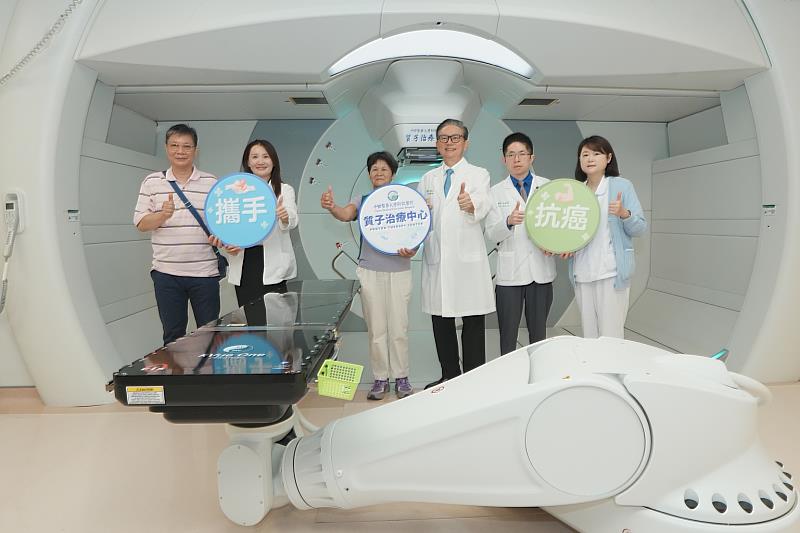 中醫大附醫質子治療中心醫療團隊與張女士及家屬合影，透過質子治療攜手抗癌。