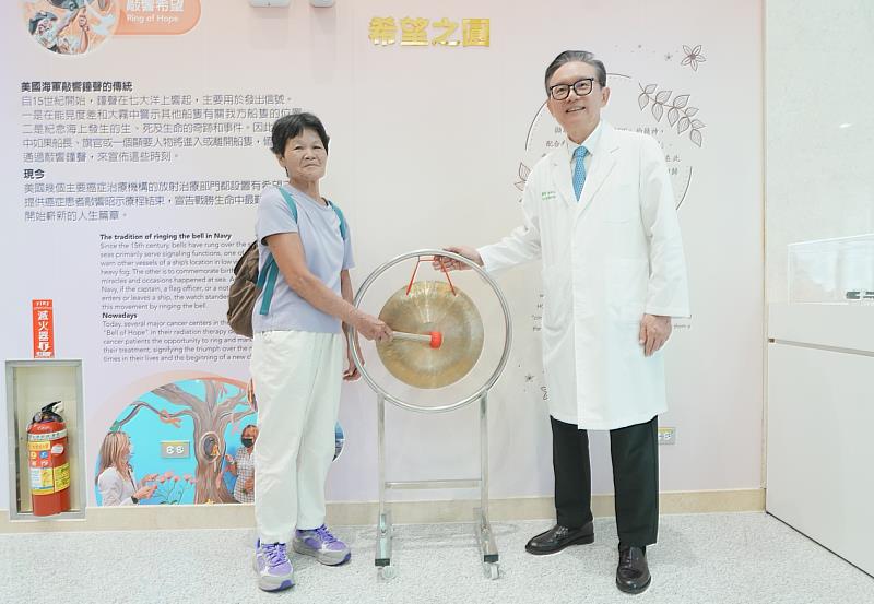 張女士(左)完成質子治療後敲響「希望之鐘」,象徵完成療程、迎向新的生活階段。