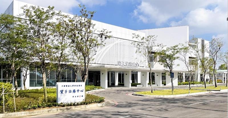 中醫大附醫質子治療中心第二治療室已於9月1日正式啟用,正式邁入雙機運轉階段,進一步提升癌症治療量能。