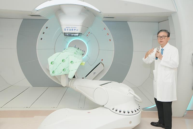中醫大附醫質子治療中心趙坤山院長指出,導入最新世代質子治療設備,透過精準定位與治療技術,降低正常組織接受不必要的輻射劑量。
