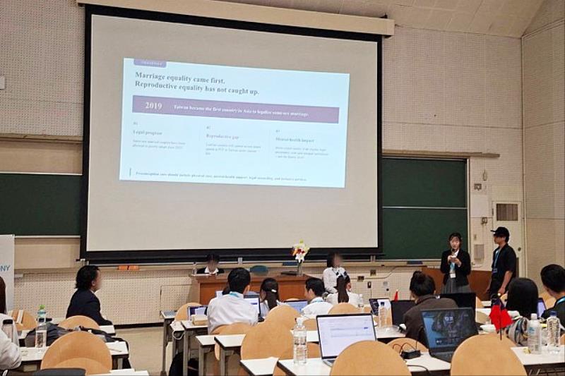 中國醫藥大學公衛系趙芷恩同學代表臺灣隊,於模擬聯合國討論以多元家庭角度探討「孕前健康(Preconception Care)」議題,提出孕前照護應整合生理、心理、法律與社會支持。