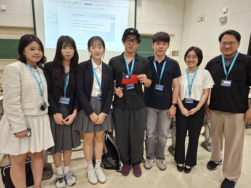 中國醫藥大學袁明豪老師與藥學、公衛、藥妝、職安及中醫學系同學會場留影。
