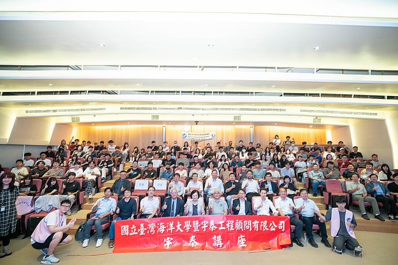宇泰講座長期邀請各領域的傑出學者及專家蒞校演講,以提升全校師生人文與科技多面向素養。
