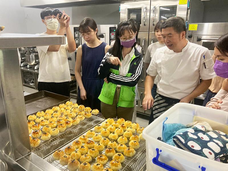 同仁請益陳德勝師傅蛋黃酥製作技巧。
