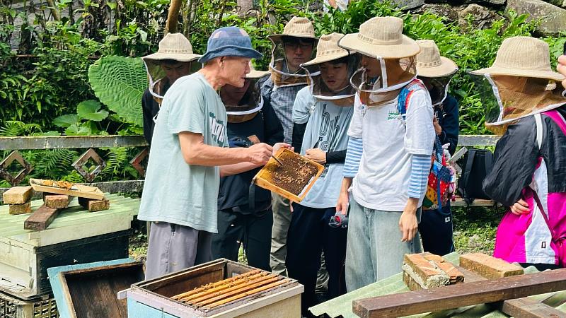里山賽夏合作社族人解說林下經濟-森林養蜂。