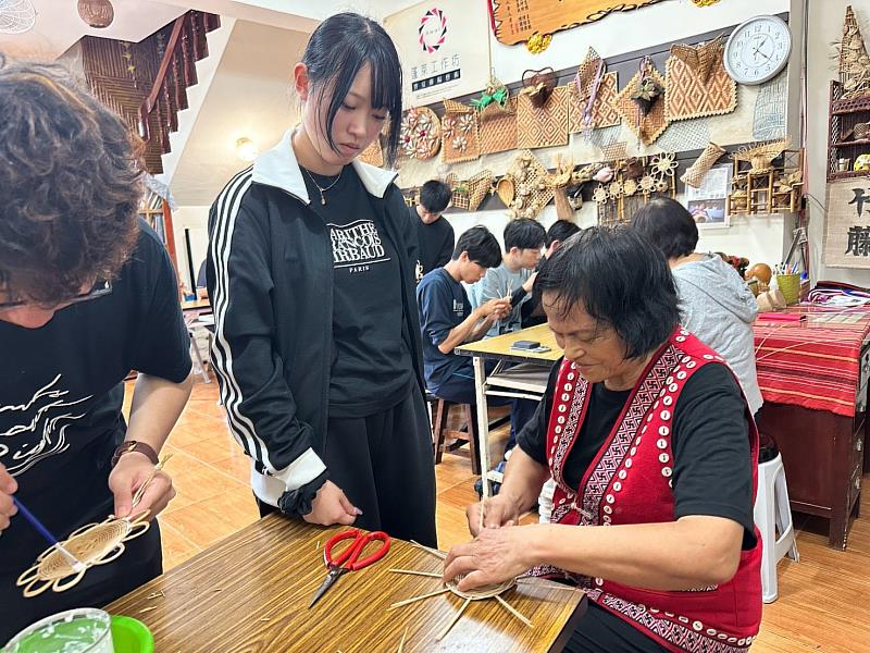 學生在賽夏藤編老師章潘三妹指導下,體驗傳統藤編。