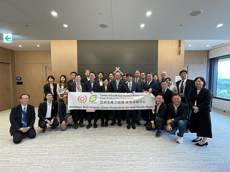 財團法人中國生產力中心張寶誠總經理(前排左起第七)、經濟部產業發展署永續發展組循環經濟科陳世毓技正(前排左起第六)、臺灣資源再生協會張添晉理事長(前排左起第四)、資源循環產業代表與CLOMA代表等企業與會。