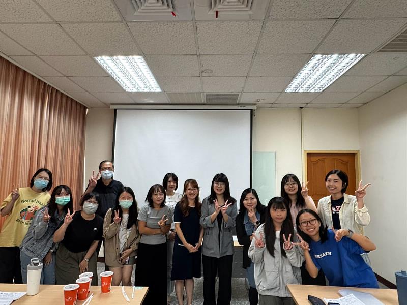 聽語系碩士班新生座談會師生合影,交流研究方向與未來專業學習規劃。