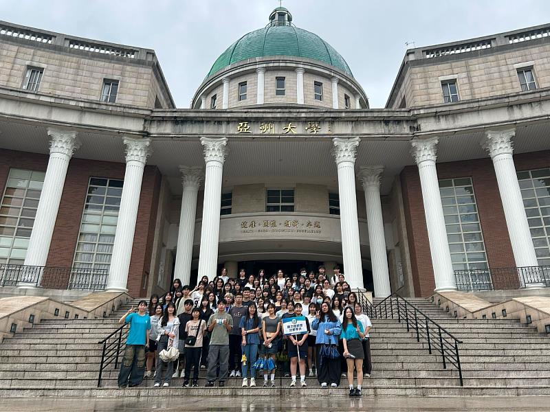 聽語系大一新生齊聚校園合影,展開專業學習與大學生活新篇章。