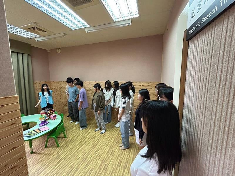 新生實地走訪兒童語言治療實習空間,提早熟悉第一線臨床設備與學習環境。