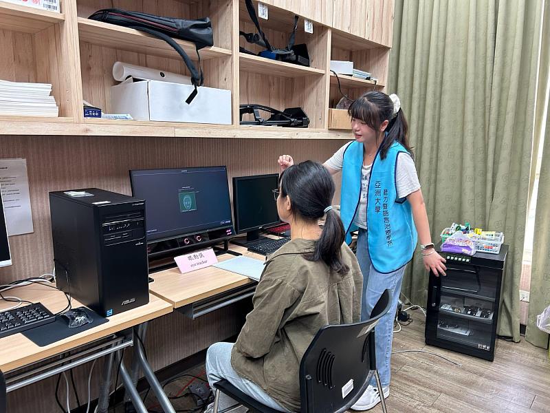 新生實際體驗眼動儀器操作,從實作中認識聽語專業研究與科技應用。