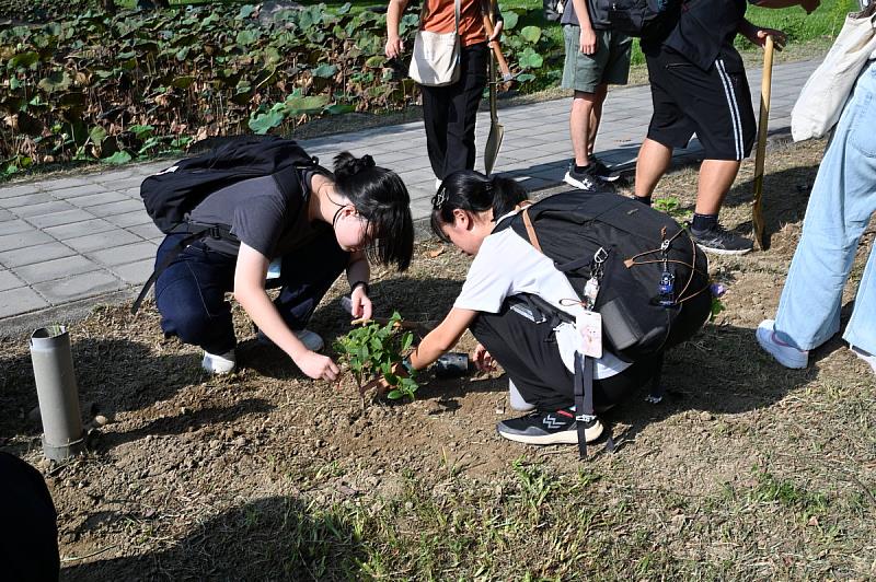04新生攜手種下永續樹苗