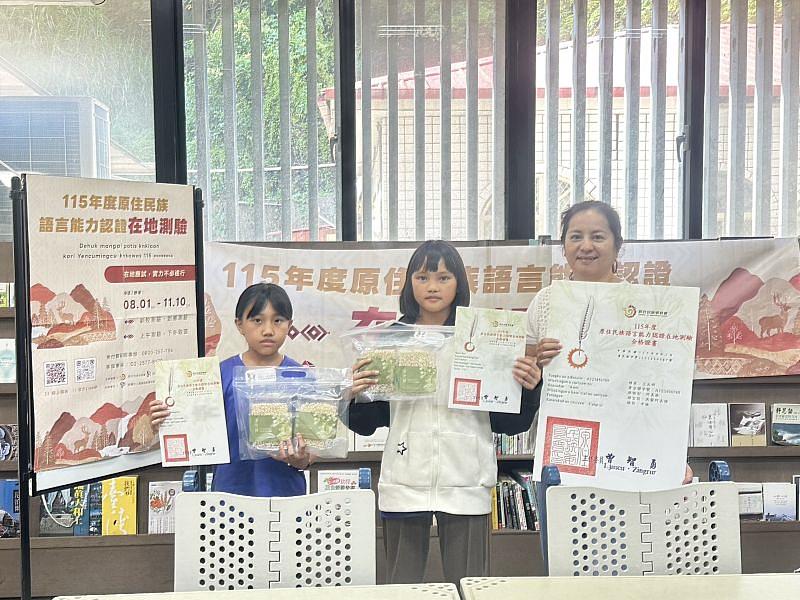 透過「即測即評即發證」,測驗當日立即取得合格證書的考生與教導主任劉淑慧(右一)合影。