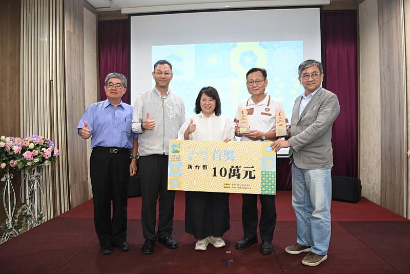 王銘顯(右一)建築師作品「嘉義大學木構校友會館」奪得首獎